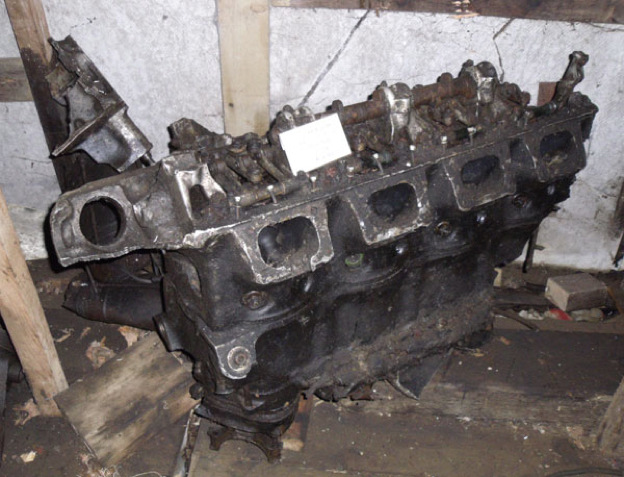 (8) Remains of Jumo 211 engine