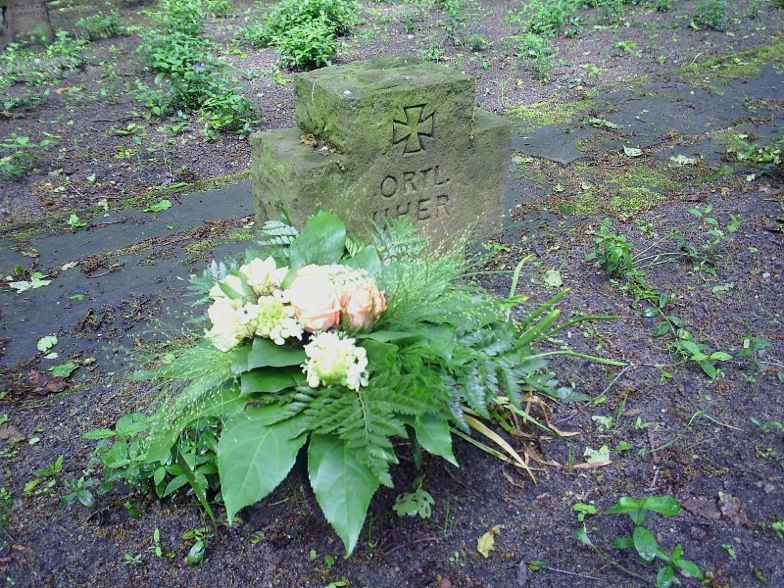 (9) Grave Ortl Uher