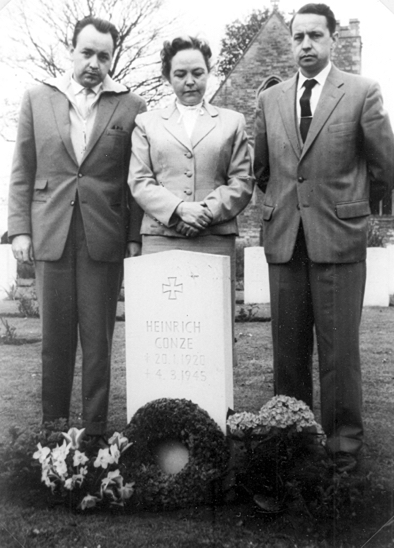 4 Relatives of Heinrich visit grave