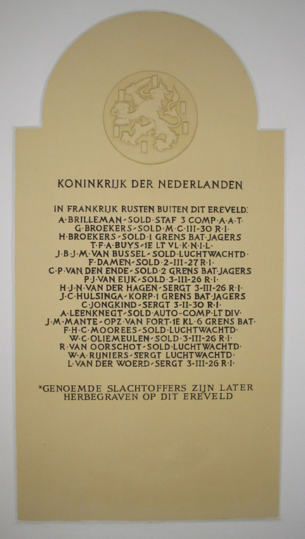 (8) Militaire gedenkplaat 2 op het Nederlands ereveld Orry-la-Ville